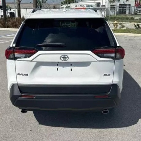 toyota-rav4-2022-xle-big-2